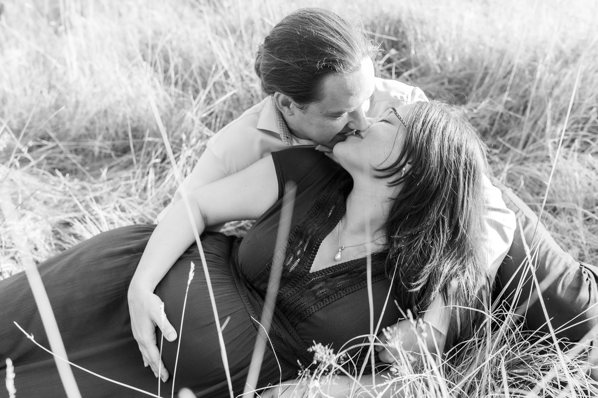 Newborn Family Pregnancy Shooting Paar im Feld