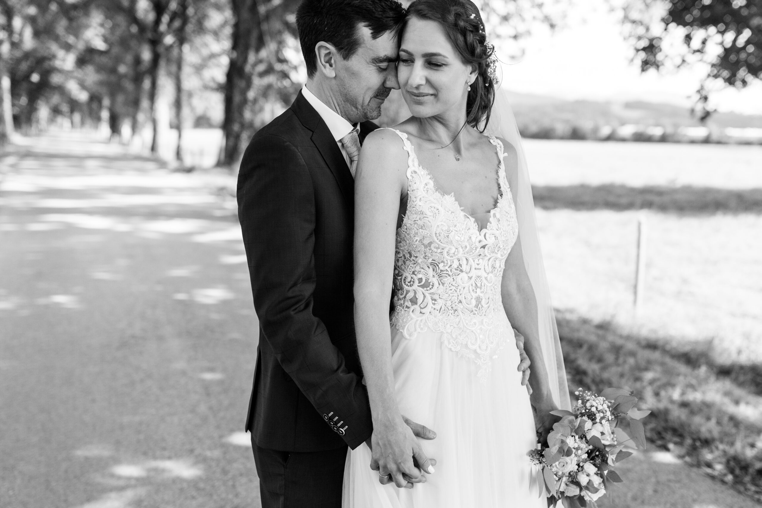 Brautpaar unter Bäumen in schwarz weiß